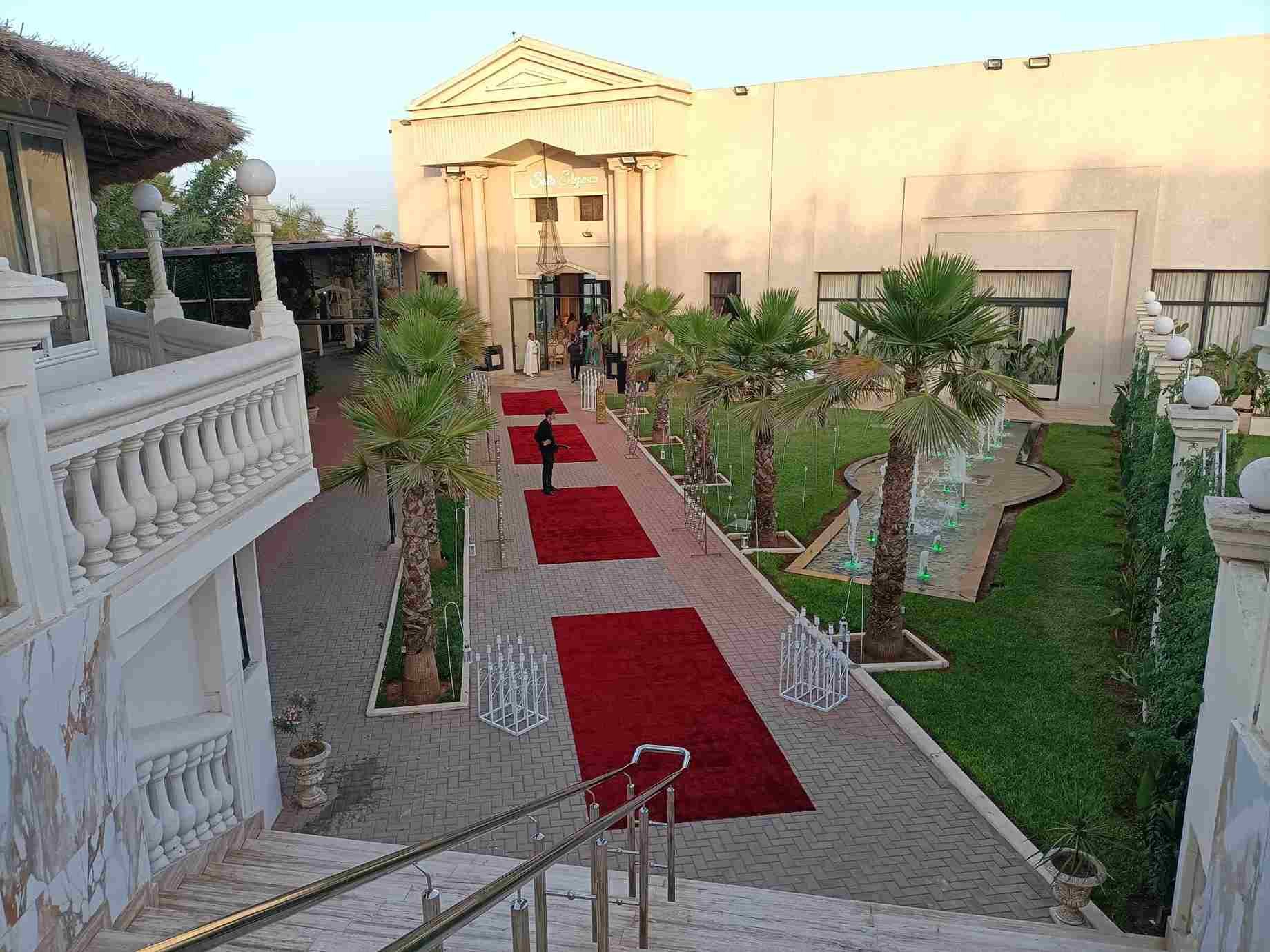 L’allée du Palais Elga et son tapis rouge